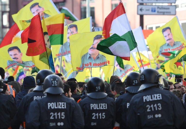 H γερμανική αστυνομία σταμάτησε διαδήλωση χιλιάδων Κούρδων στην Κολονία (Video)