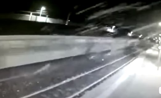 Βίντεο-σοκ με το ακυβέρνητο τρένο στο Μιλάνο – Η τριβή στις ράγες βγάζει σπίθες!