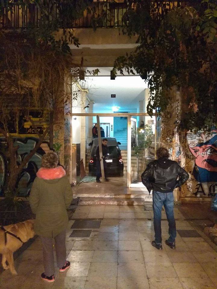 Έκλεψαν ΙΧ, μπουκαραν σε είσοδο πολυκατοικίας και εξαφανίστηκαν