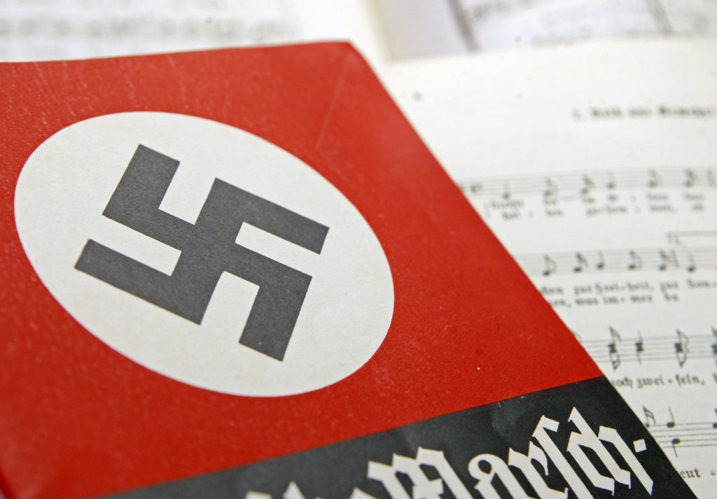 Αυστρία: Ο Κουρτς διαλύει ναζιστικό σύλλογο των κυβερνητικών συνεταίρων του!