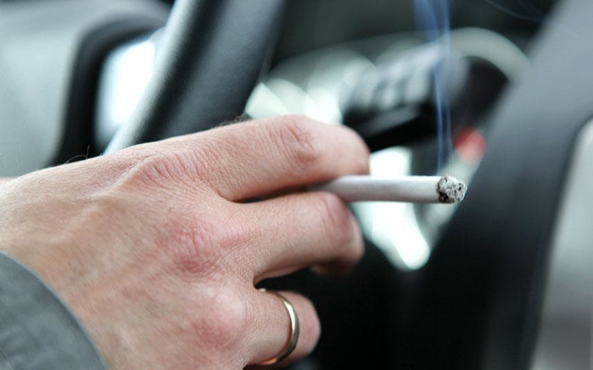 Πρόστιμο 1500 ευρώ σε όσους καπνίζουν με παιδί στο αυτοκίνητο