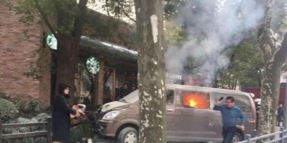 Σανγκάη: Ο οδηγός κάπνιζε, πήρε φωτιά και έπεσε σε πεζοδρόμιο τραυματίζοντας 18 άτομα (Video)