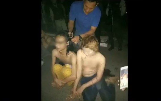 Ινδονήσιοι αστυνομικοί έγδυσαν και κούρεψα δημόσια δώδεκα transgender (Video)