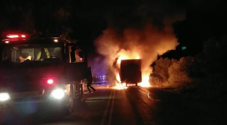 Νταλίκα τυλίχτηκε στις φλόγες εν κινήσει σε δρόμο των Χανίων (Video)