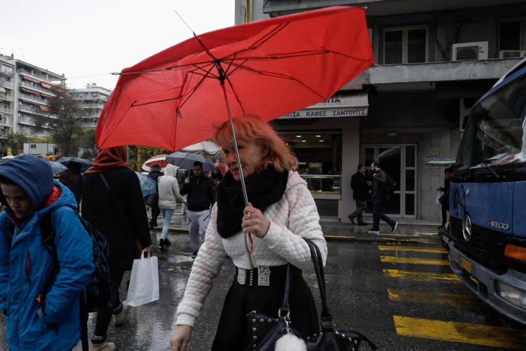 Κυριακή με λασποβροχές και τοπικά περιορισμένη ορατότητα