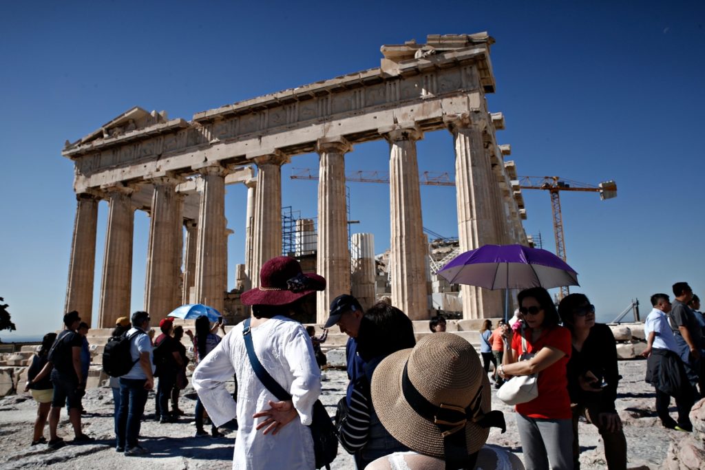 Επέστρεψε με έναν πρωτότυπο τρόπο τις 4 πέτρες που είχε «κλέψει» από την Ακρόπολη (Photo)