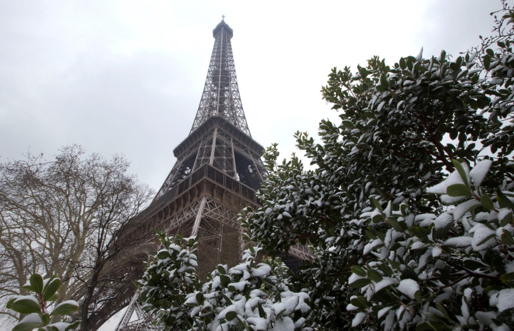 Χιόνια στο Παρίσι – Κλειστός ο πύργος του Άιφελ (Photos + Video)