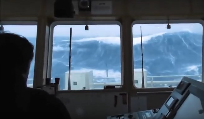 Καπετάνιος… γελώντας μανουβράρει με επιτυχία πλοίο απέναντι τεράστια κύματα (Video)