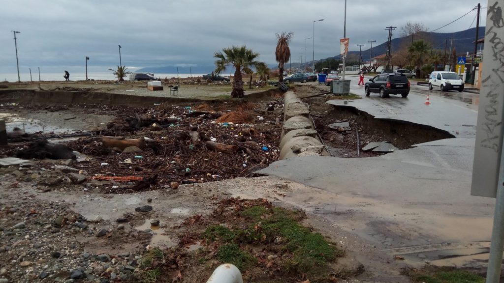 Λάρισα: Τα κύματα ξήλωσαν την παραλία του Αγιόκαμπου