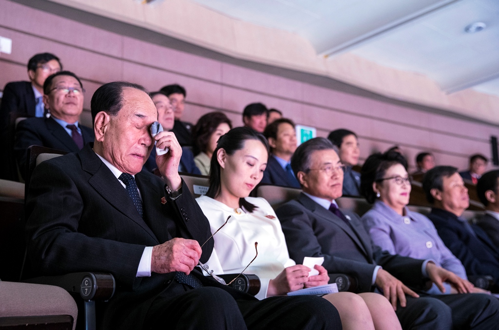 Η αδελφή του Κιμ και ο Νοτιοκορεάτης πρόεδρος δίπλα – δίπλα σε συναυλία (video)