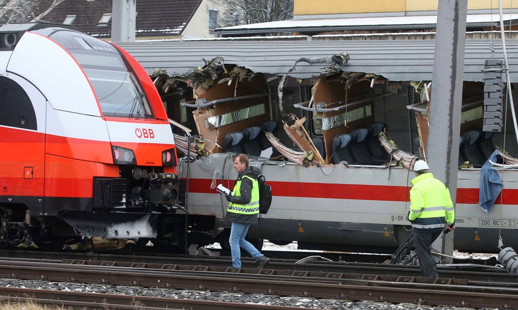 Αυστρία: Μία νεκρή και 22 τραυματίες σε σύγκρουση τρένων (Photos)