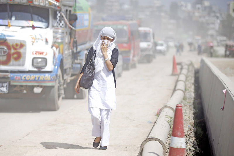 Νέοι διαδηλώνουν στο Νεπάλ κατά της ατμοσφαιρικής ρύπανσης