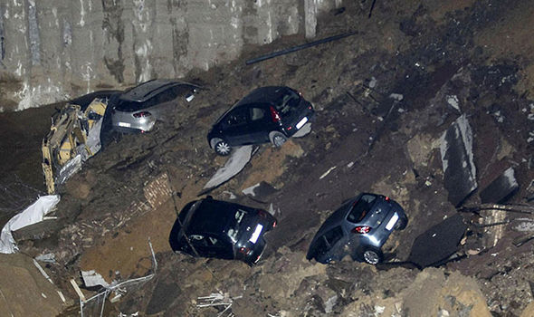 Απίστευτο: Στο κέντρο της Ρώμης δημιουργήθηκε… κρατήρας – Αυτοκίνητα έπεσαν στο κενό (Photos)