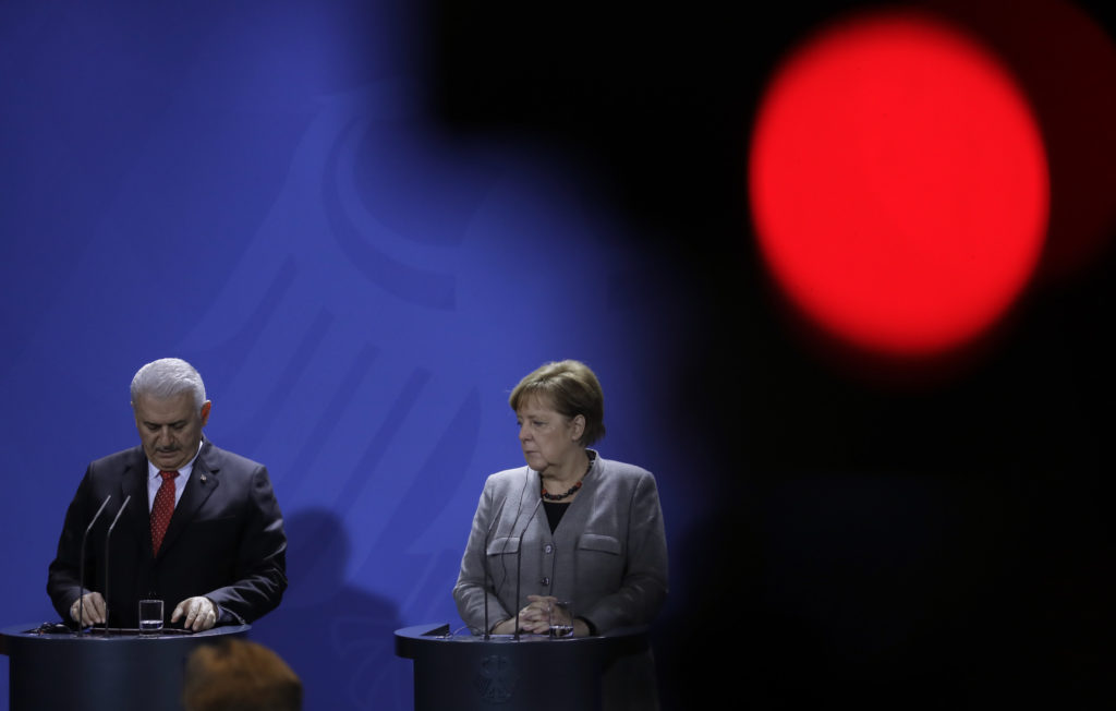 Deutsche Welle: Σε ψυχρό κλίμα η συνάντηση Μέρκελ-Γιλντιρίμ στο Βερολίνο