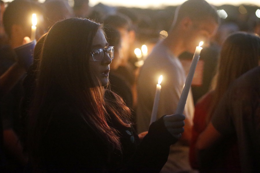 Αναπάντητα ερωτήματα στις ΗΠΑ μετά το μακελειό στη Φλόριντα – Θρήνος για τα 17 θύματα