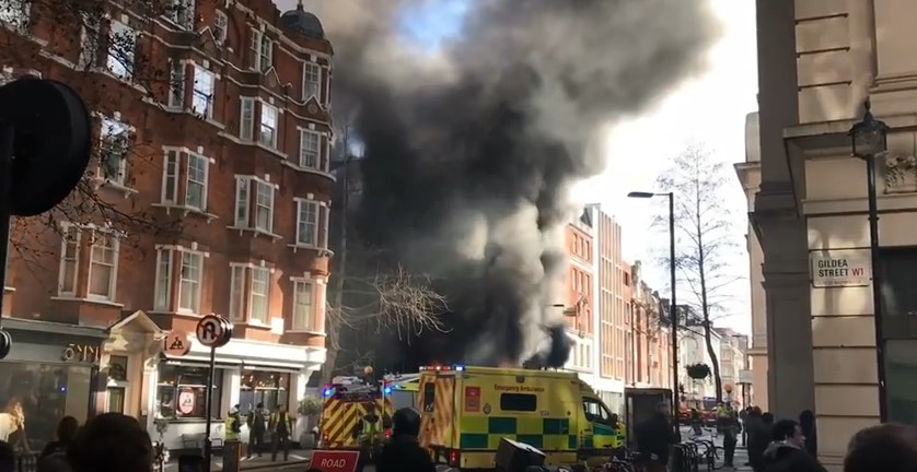 «Επιδημία» πυρκαγιών σε πολυώροφα κτίρια της Βρετανίας – Φωτιά σε πολυκατοικία του Λονδίνου (Videos)
