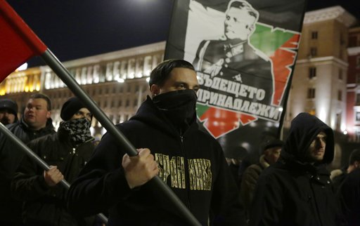 Eικόνες ντροπής στη Βουλγαρία: Aκροδεξιοί «τίμησαν» φιλοναζιστή υπουργό του ’40 (Video)
