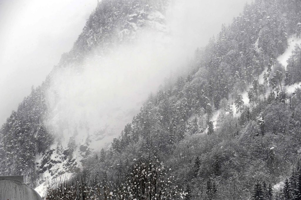 Δύο σκιέρ τραυματίστηκαν όταν παρασύρθηκαν από χιονοστιβάδα στην Ελβετία