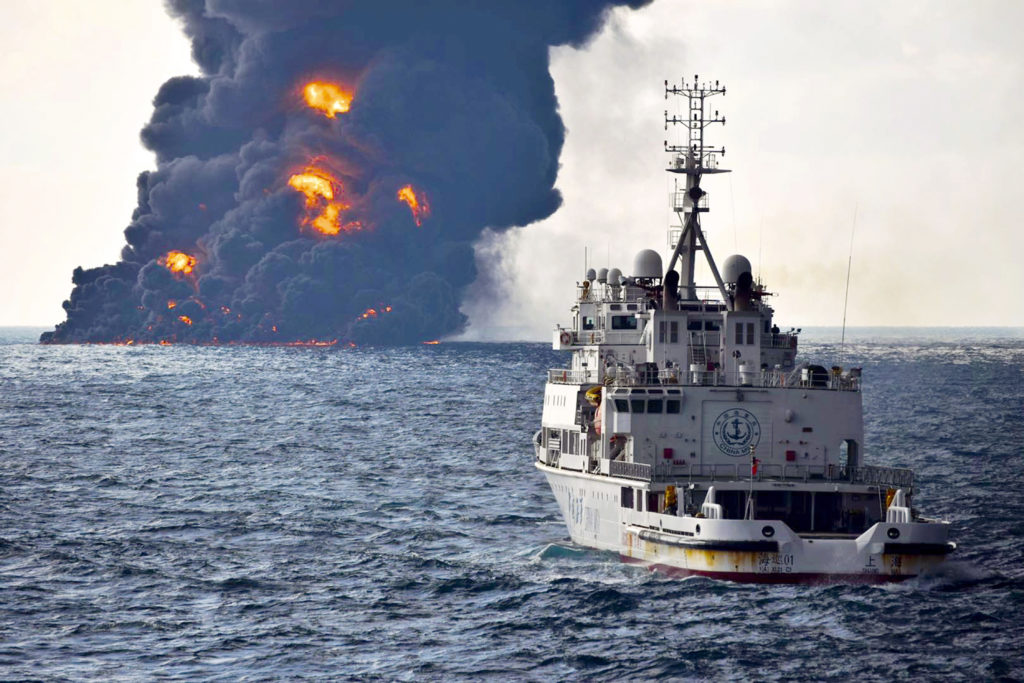 Παχύρρευστο στρώμα πετρελαίου από το ιρανικό δεξαμενόπλοιο «πνίγει» ιαπωνικό νησί