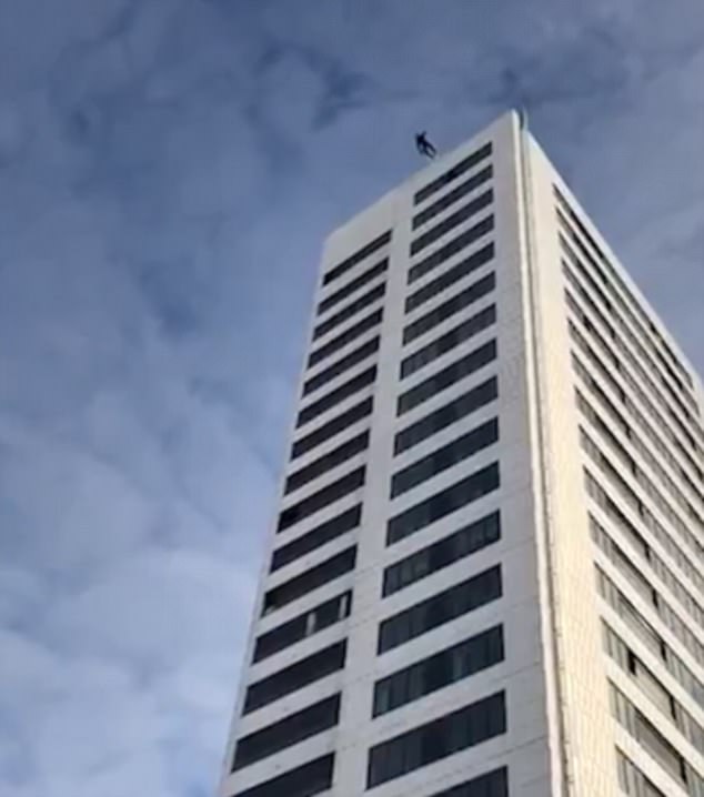 Απίστευτο: Πήδηξε με αλεξίπτωτο που δεν άνοιξε από τον 24ο όροφο και επέζησε! (Video)