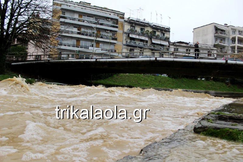 Τρίκαλα: Υπερχείλισε ο Ληθαίος – Εντυπωσιακές εικόνες από το φουσκωμένο ποτάμι (Photos/Video)