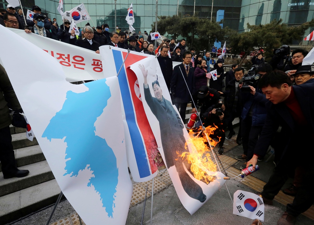 Νοτιοκορεάτες διαδηλωτές προσπάθησαν να σταματήσουν την αυτοκινητοπομπή της αντιπροσωπείας της Βόρειας Κορέας