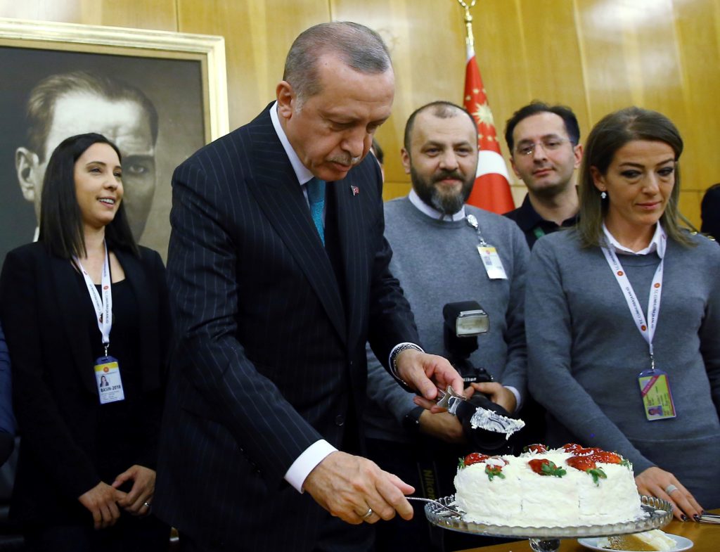 Μέσα στη χαρά ο Ερντογάν κόβει την τούρτα του!