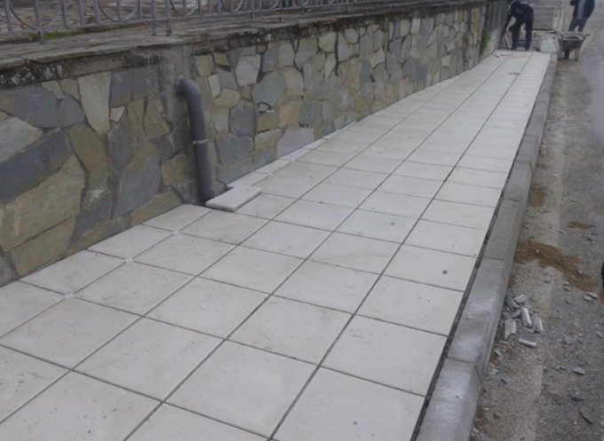 Κρήτη: Χρησιμοποίησαν ταφόπλακα για να στρώσουν πεζοδρόμιο (Photo)