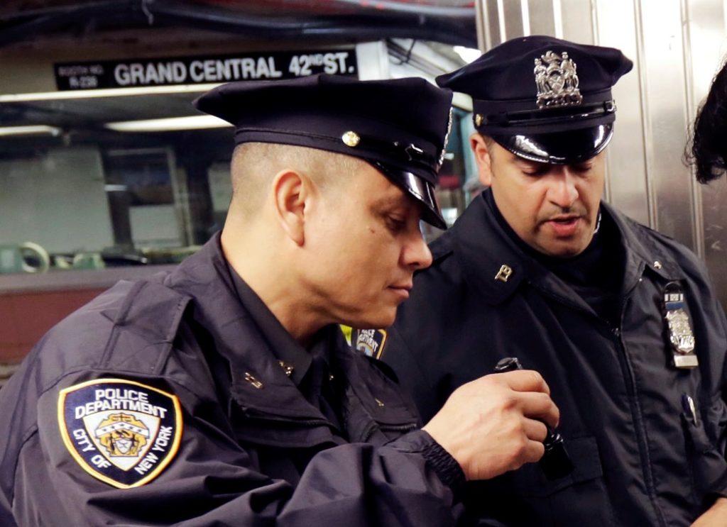 Νέα Υόρκη: Αποζημιώσεις σε 3 γυναίκες γιατί αστυνομικοί τις υποχρέωσαν να σηκώσουν τη μαντίλα τους