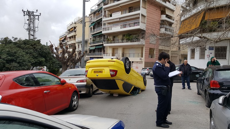 Ταξί αναποδογύρισε σε στενό της Κυψέλης! (Photos)