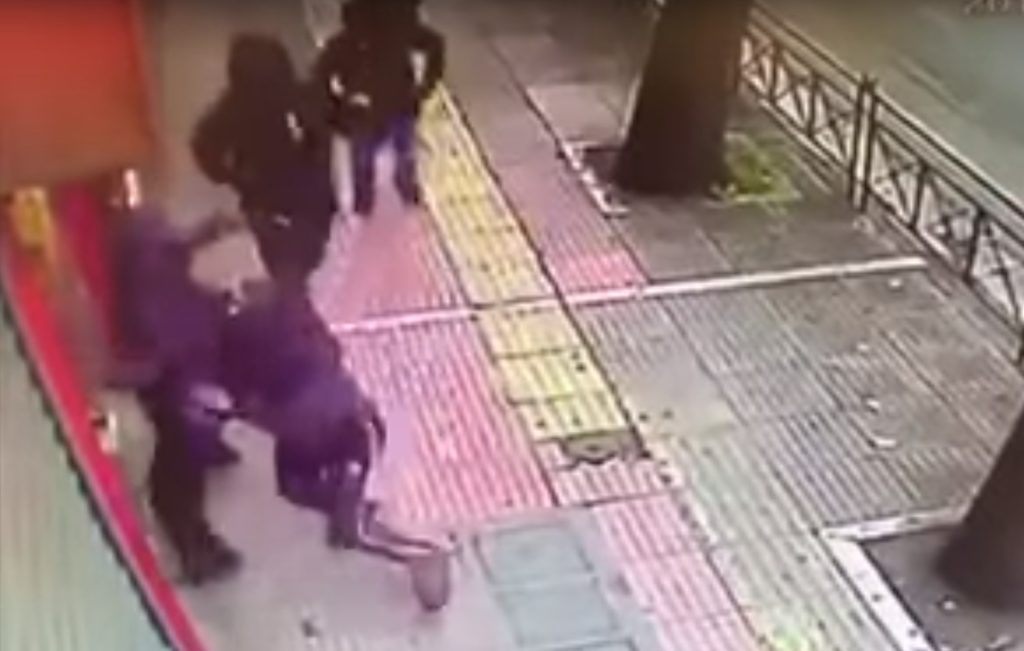 Βίντεο καταγράφει την επίθεση κουκουλοφόρων σε μαγαζιά στην Πατησίων (Video & Photos)