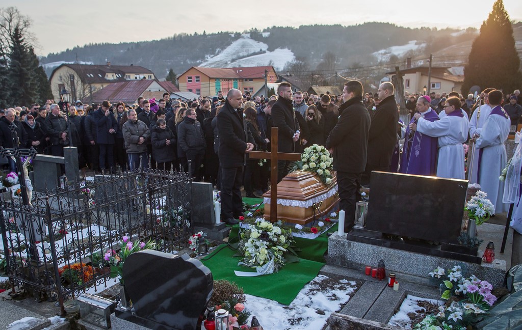 Σλοβακία: Με το γαμπριάτικο κοστούμι, κηδεύτηκε ο δολοφονημένος δημοσιογράφος