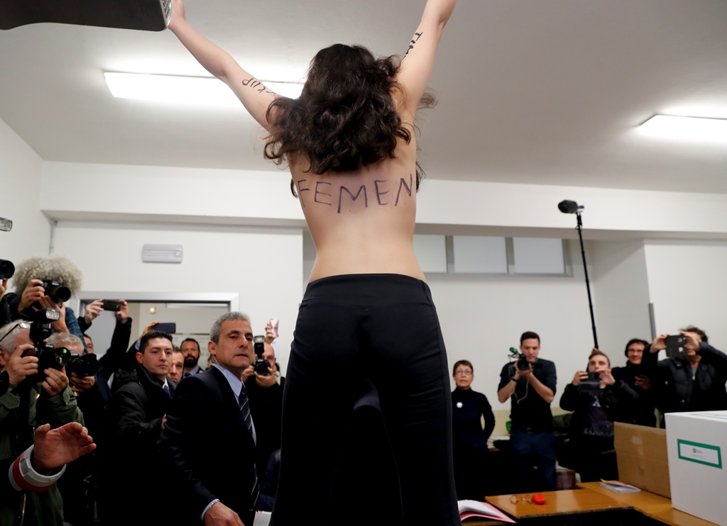Επίθεση στον Μπερλουσκόνι από γυμνόστηθη διαδηλώτρια (video)