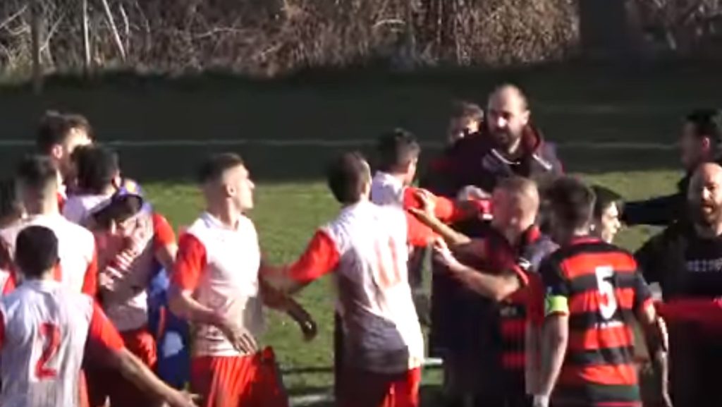 Ο πρόεδρος της τοπικής ΝΔ Κοζάνης δέρνει ποδοσφαιριστές σε τοπικό ματσάκι και ο Αυγενάκης τον διέγραψε (Video)
