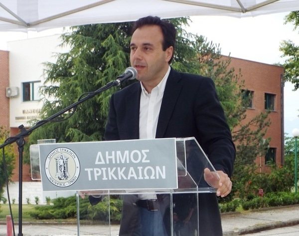 Ο δήμαρχος Τρικκαίων νιώθει μ@λ@κ@ς βλέποντας τον Σπίρτζη να καπνίζει σε κλειστό χώρο