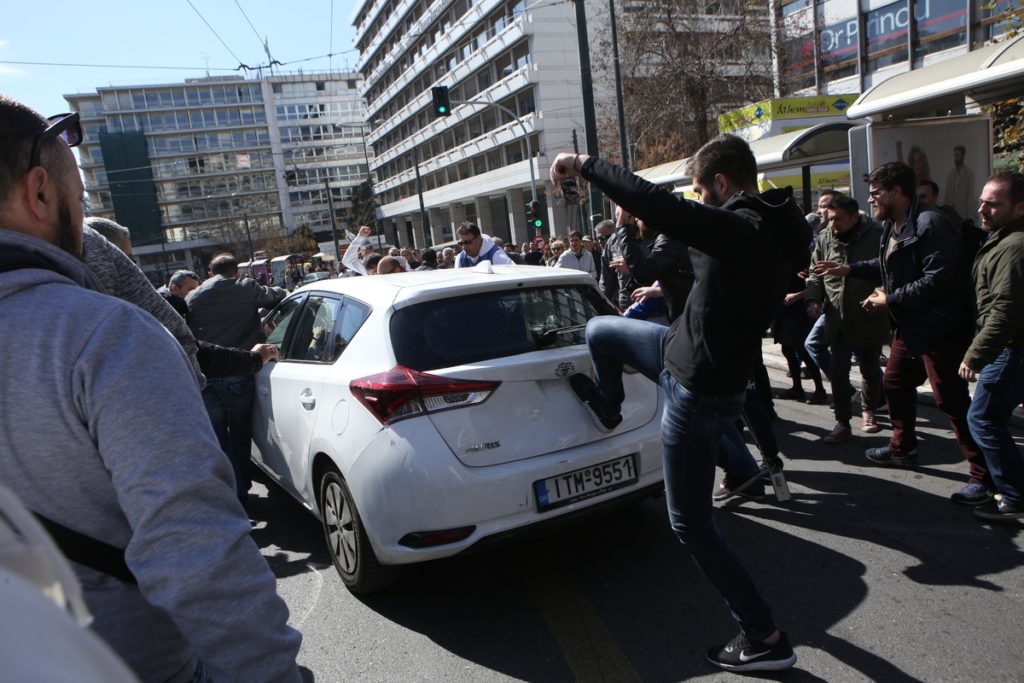 Ταξιτζήδες επιτέθηκαν σε αυτοκίνητο της Uber – Πορεία προς το υπουργείο Οικονομικών (Photos + Video)