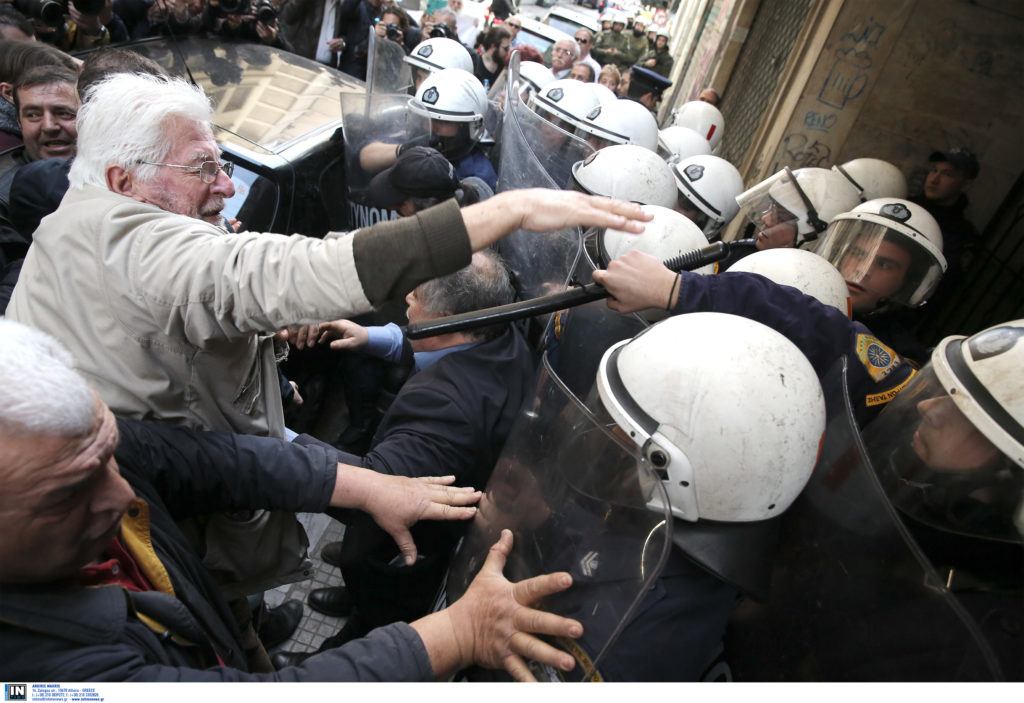 Ξύλο και χημικά έξω από συμβολαιογραφείο (Photos)