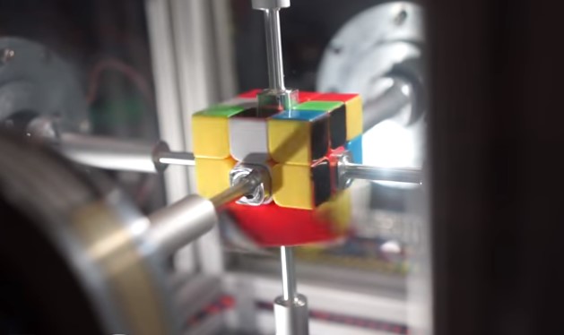 Ρομπότ λύνει τον κύβο του Ρούμπικ σε 38 δευτερόλεπτα (Video)
