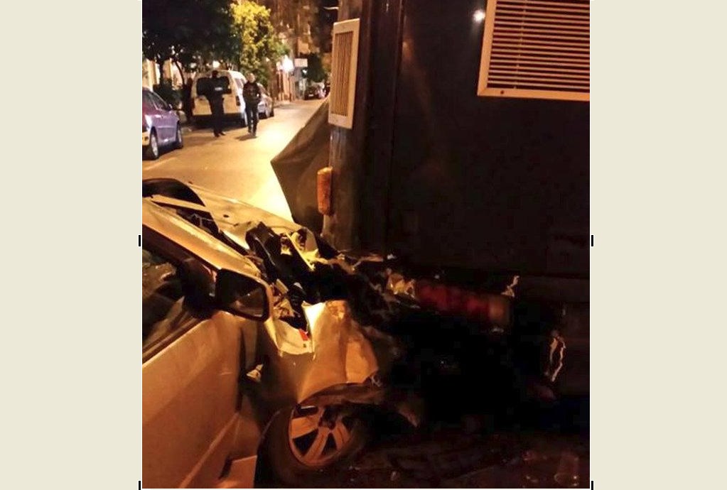 Εξάρχεια: Μεθυσμένος οδηγός «καρφώθηκε» με ΙΧ σε κλούβα των ΜΑΤ