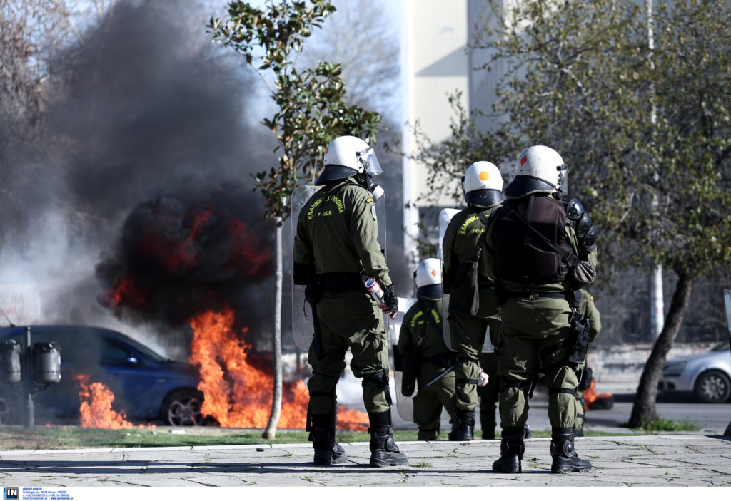 Μικροεπεισόδια σε πορεία αντιεξουσιαστών στη Θεσσαλονίκη (Photos)