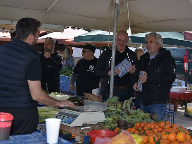 Εύβοια: Πρώην αστυνομικός διευθυντής μοιράζει φυλλάδια της Χρυσής Αυγής (Photos+Video)