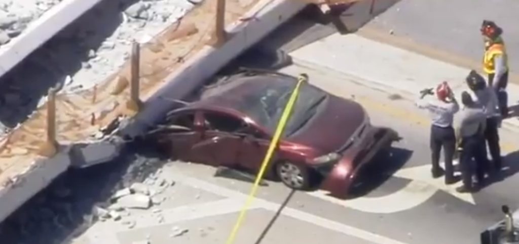 Σοκ στις ΗΠΑ: Κατέρρευσε πεζογέφυρα στο Μαϊάμι – Εκτιμήσεις για έως και 10 νεκρούς (Photos-Video)