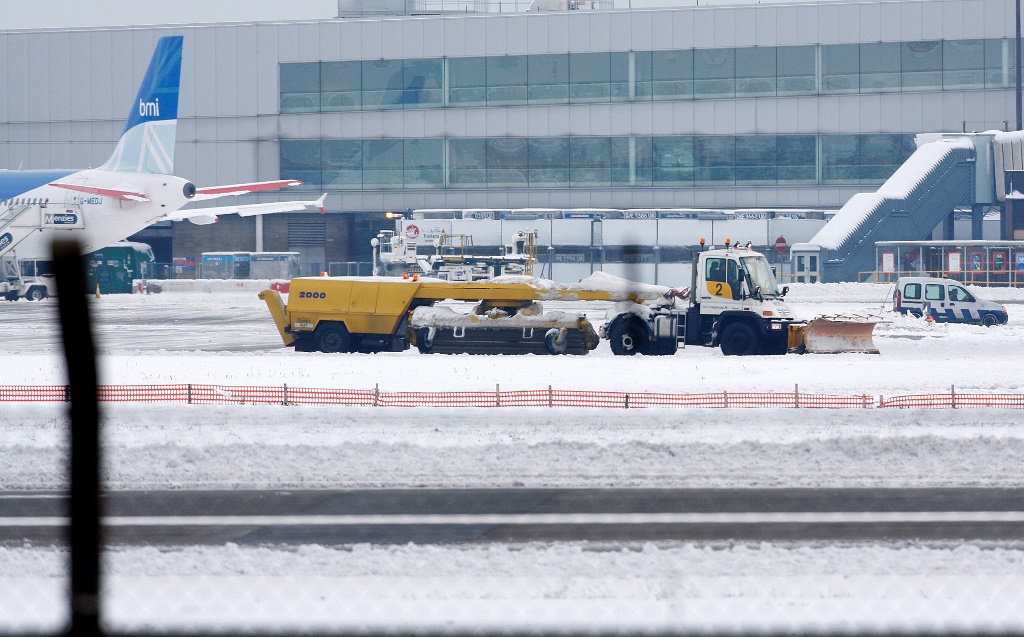 Το χιόνι ματαίωσε πάνω από 100 πτήσεις στο αεροδρόμιο Χίθροου του Λονδίνου