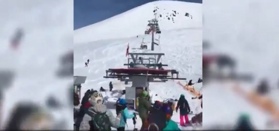 Λιφτ σε χιονοδρομικό κέντρο άρχισε να «πετάει» τους σκιέρ τραυματίζοντας 8 άτομα (Video)