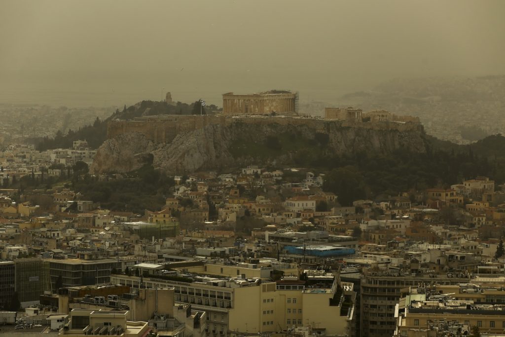 Καιρός: Σκόνη και λασποβροχή – Πού θα χτυπήσουν καταιγίδες