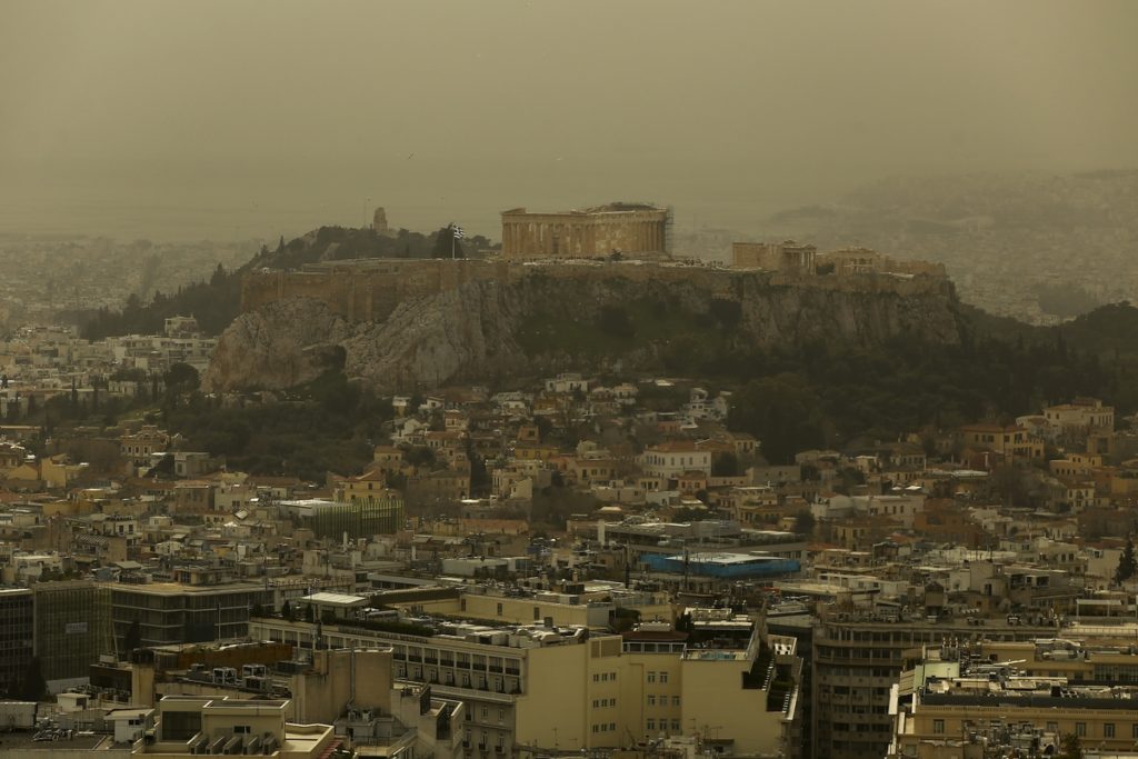 Καιρός: Σκόνη και λασποβροχή – Πού θα χτυπήσουν καταιγίδες