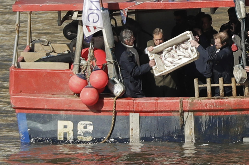 Υποστηρικτές του Brexit πετούν ψάρια στον Τάμεση! (Photos + Video))