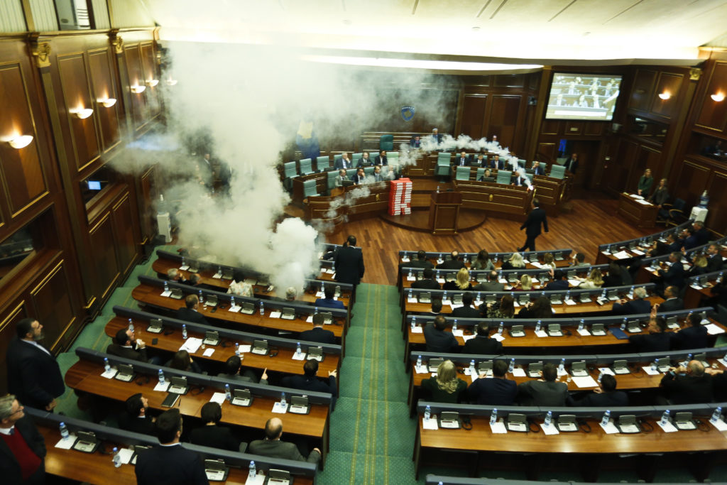 Έριξαν δακρυγόνο μέσα στο κοινοβούλιο!