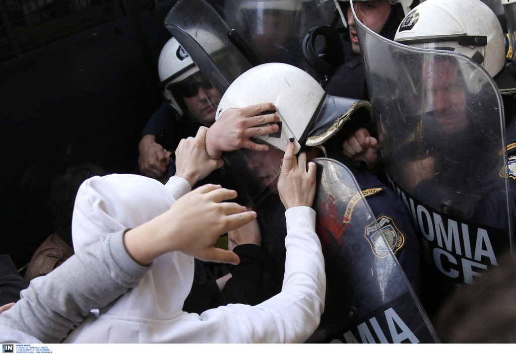 ΕΣΗΕΑ κατά της αστυνομίας για τον τραυματισμό δημοσιογράφου