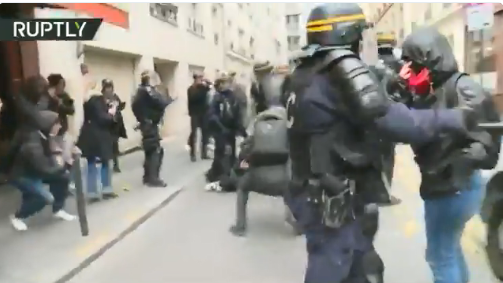 LIVE: Συμπλοκές στο Παρίσι πριν τις διαδηλώσεις